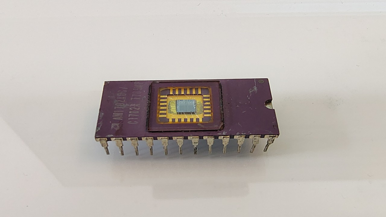 Mostrando un chip EPROM de 256 Bytes que dio vida al Intel 4004, primer microprocesador de la historia