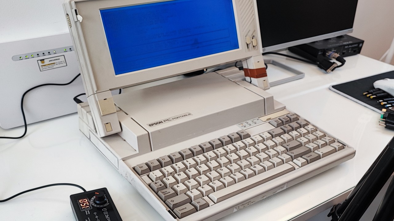 Recuperando un ordenador EPSON PC Portable de 1988